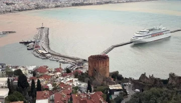🚢 Alanya Limanı’nda Sezonun İlk Dev Misafiri: Astoria Grande Demirledi!