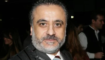 Son dakika: Ünlü yapımcı Erol Köse, evinin 16. katından düşerek hayatını kaybetti.