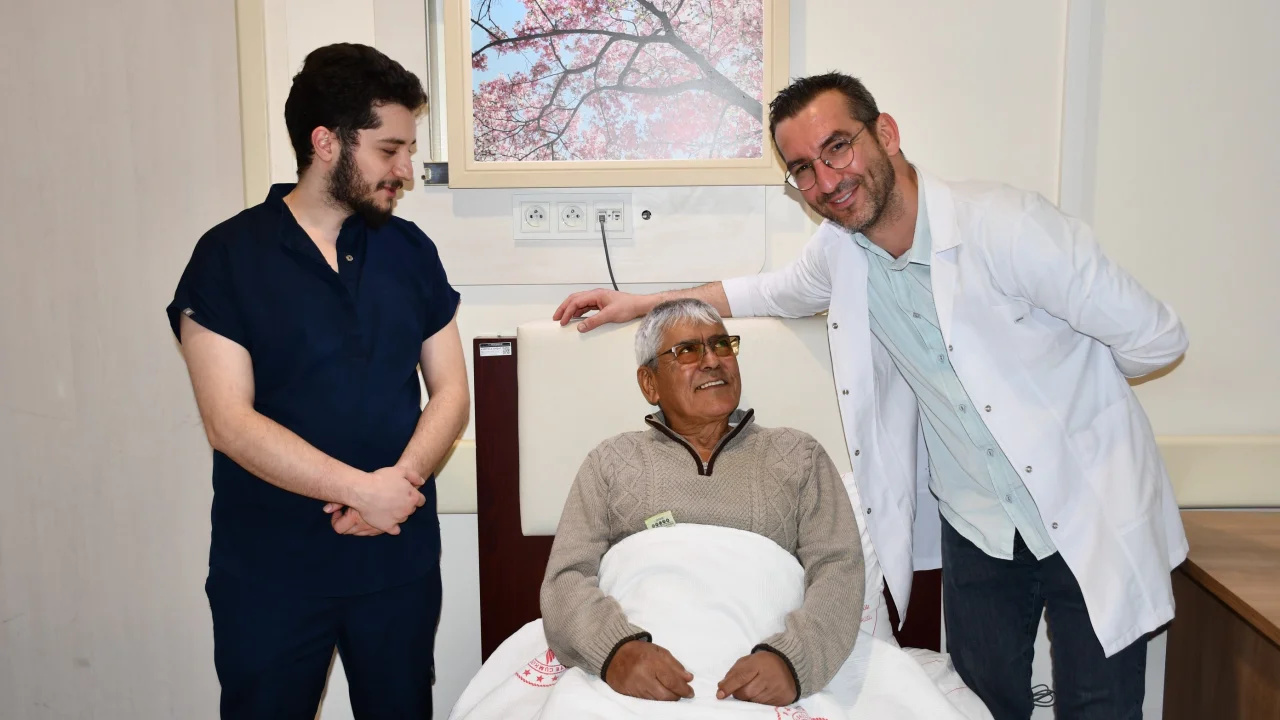Alanya’da Tıp Bayramı Tadında Başarı: Kanseri Yendi, Hayata 'Torbasız' Tutundu!