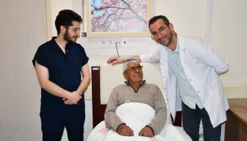 Alanya’da Tıp Bayramı Tadında Başarı: Kanseri Yendi, Hayata 'Torbasız' Tutundu!