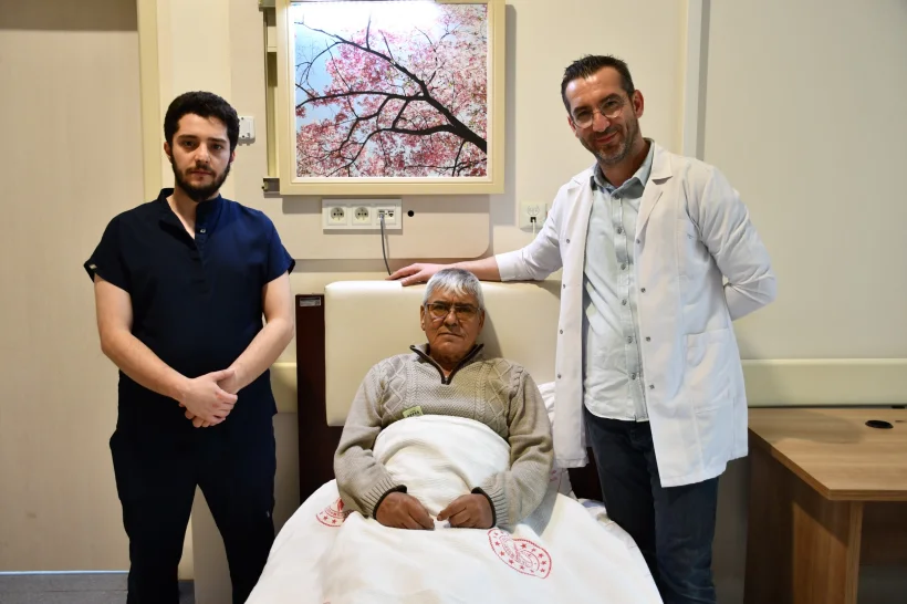 Alanya’da Tıp Bayramı Tadında Başarı: Kanseri Yendi, Hayata 'Torbasız' Tutundu!