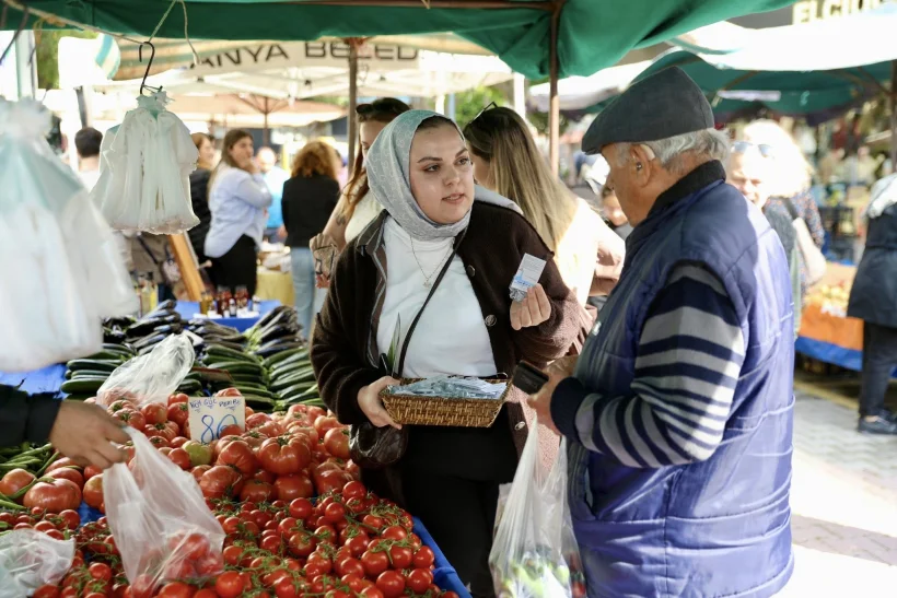 Alanya Belediyesi 'Su' İçin Mücadele Ediyor: Cuma Pazarı’nda Perlatör Dağıtıldı