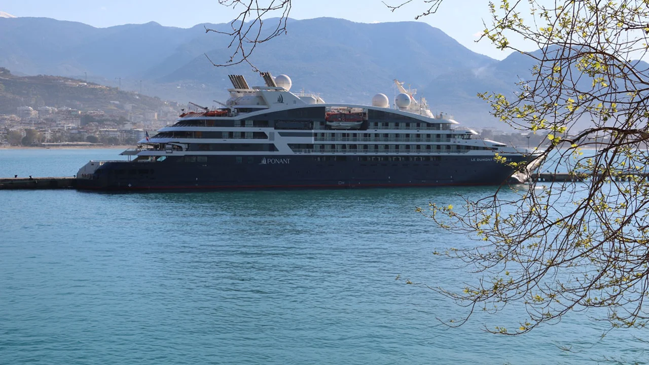 Alanya Limanı’nda Fransız Esintisi: Le Dumont-d'Urville' Esnafın yüzünü güldürdü