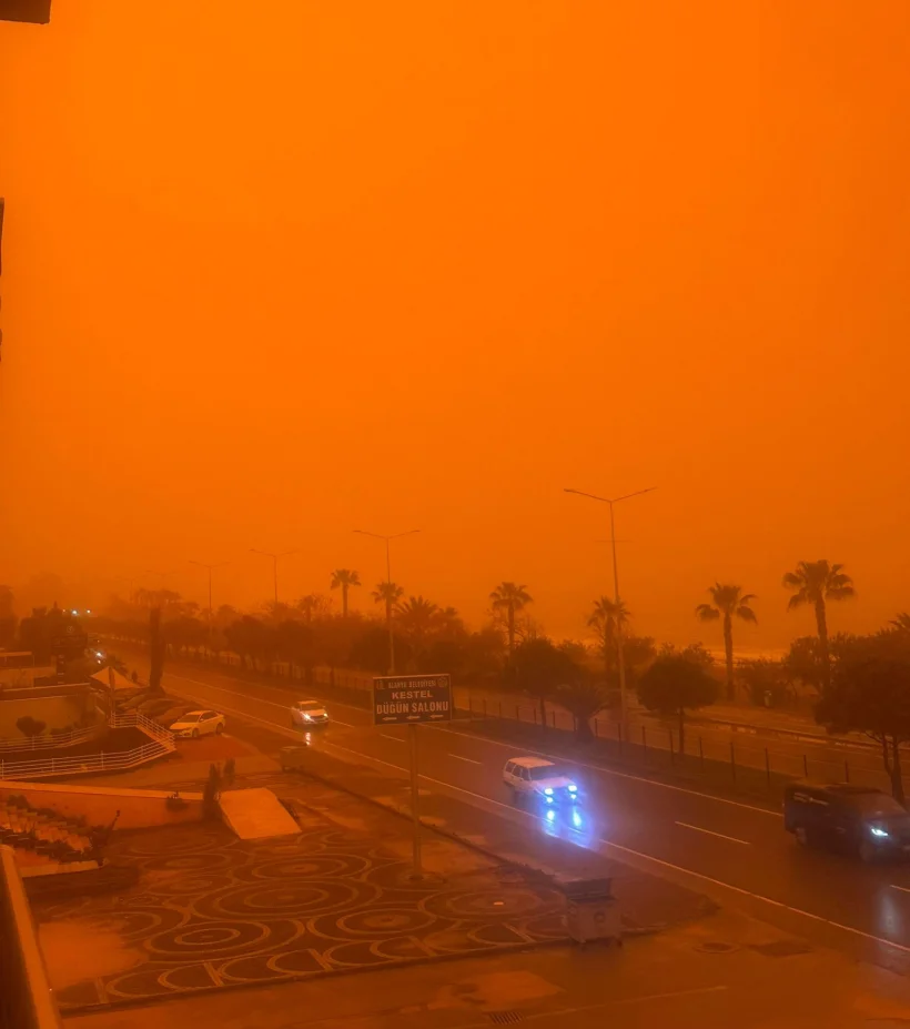 Alanya'da Görülmemiş Çöl Tozu Alarmı: Gökyüzü Kızıla Büründü