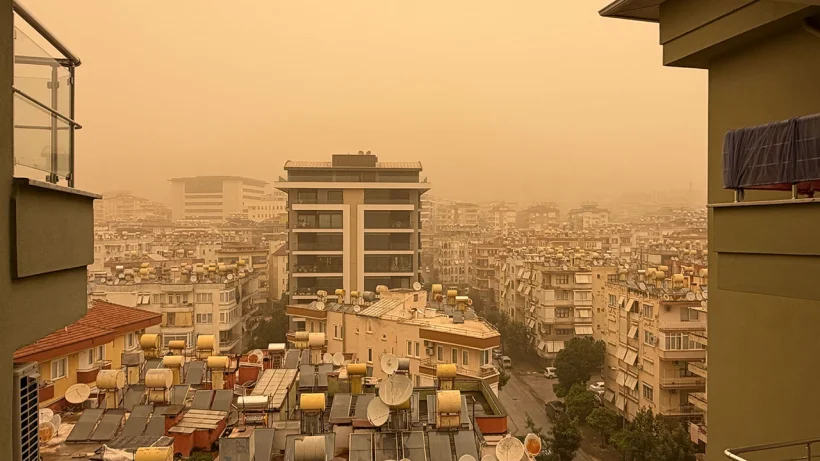 Alanya'da Görülmemiş Çöl Tozu Alarmı: Gökyüzü Kızıla Büründü