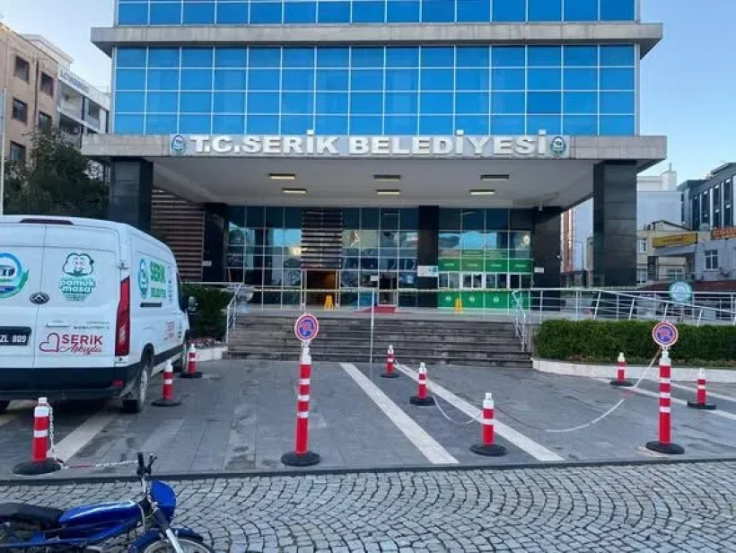 Antalya'da Hareketli Sabah: Serik Belediyesi'ne Pompalı Tüfekle Saldırı