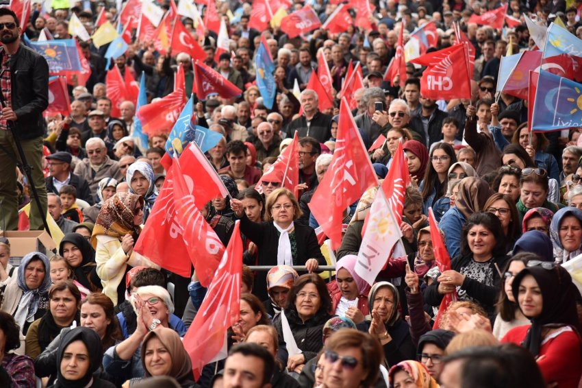 Sönmez'in Seçimi Ofisi Önünde Mahşeri Kalabalık