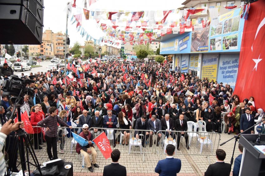 Sönmez'in Seçimi Ofisi Önünde Mahşeri Kalabalık