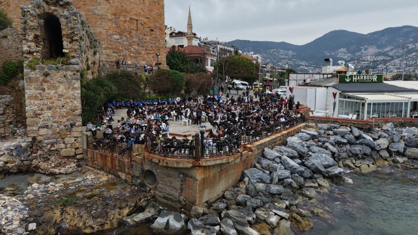 Alanya’da Tarihi Buluşma: Kızılkule’nin 800. Yılında 800 Öğrenci Kitap Okudu