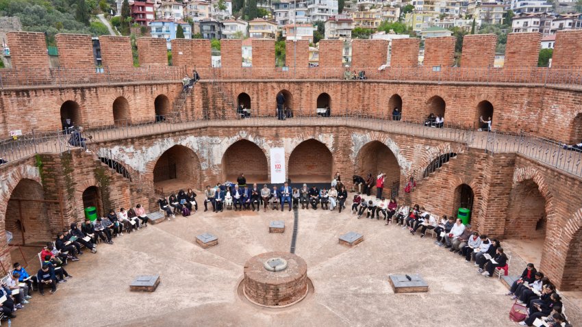 Alanya’da Tarihi Buluşma: Kızılkule’nin 800. Yılında 800 Öğrenci Kitap Okudu