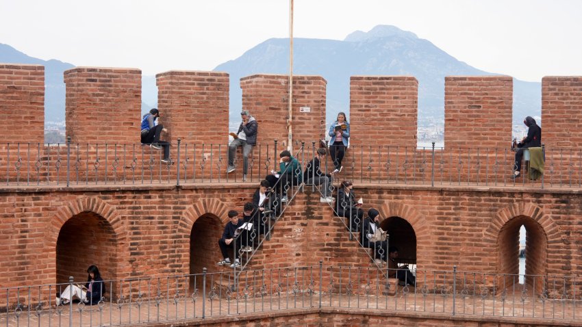 Alanya’da Tarihi Buluşma: Kızılkule’nin 800. Yılında 800 Öğrenci Kitap Okudu
