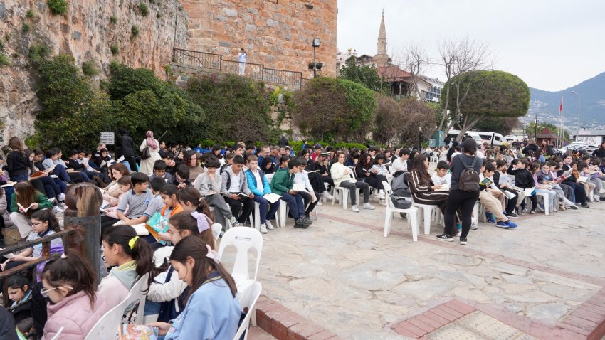 Alanya’da Tarihi Buluşma: Kızılkule’nin 800. Yılında 800 Öğrenci Kitap Okudu