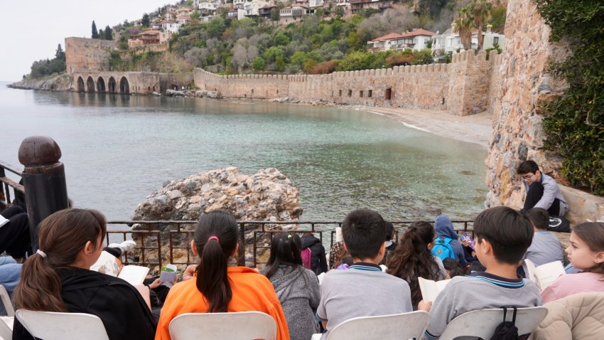 Alanya’da Tarihi Buluşma: Kızılkule’nin 800. Yılında 800 Öğrenci Kitap Okudu