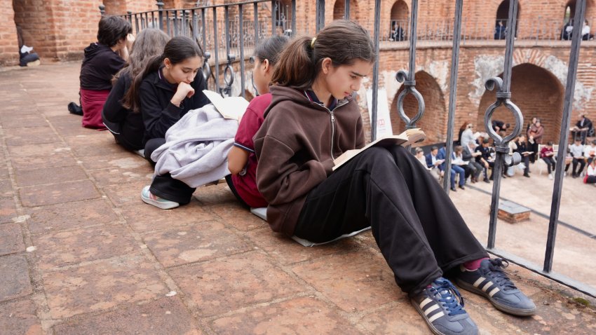 Alanya’da Tarihi Buluşma: Kızılkule’nin 800. Yılında 800 Öğrenci Kitap Okudu