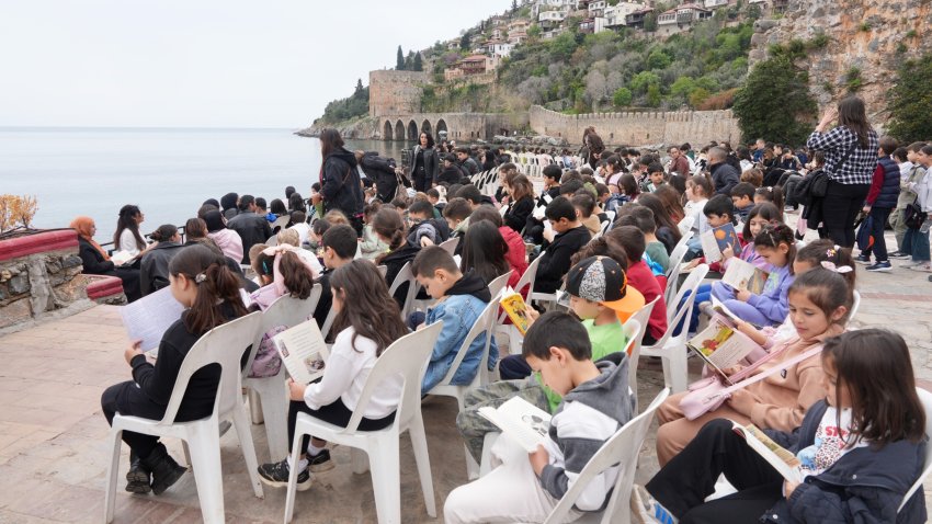 Alanya’da Tarihi Buluşma: Kızılkule’nin 800. Yılında 800 Öğrenci Kitap Okudu