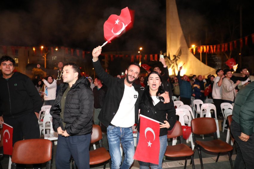 Alanya Kırmızı-Beyaz: 24 Yıllık Hasretin Sonu Meydanlarda Kutlandı!