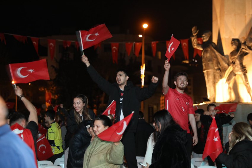 Alanya Kırmızı-Beyaz: 24 Yıllık Hasretin Sonu Meydanlarda Kutlandı!