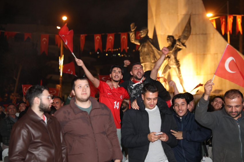 Alanya Kırmızı-Beyaz: 24 Yıllık Hasretin Sonu Meydanlarda Kutlandı!