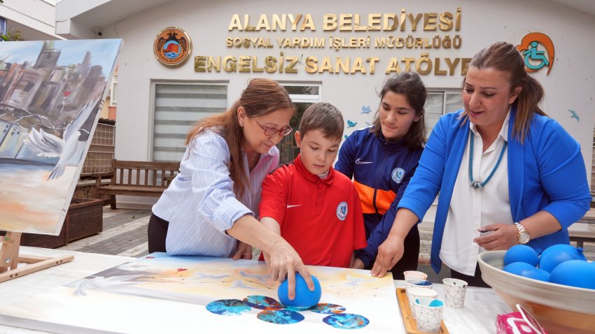 OTİZMLİ BİREYLERDEN SANATLA GELEN BARIŞ MESAJI