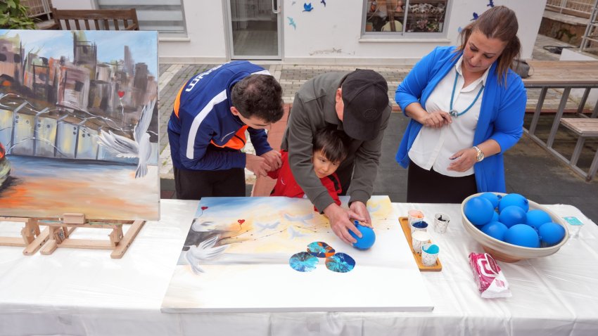 OTİZMLİ BİREYLERDEN SANATLA GELEN BARIŞ MESAJI