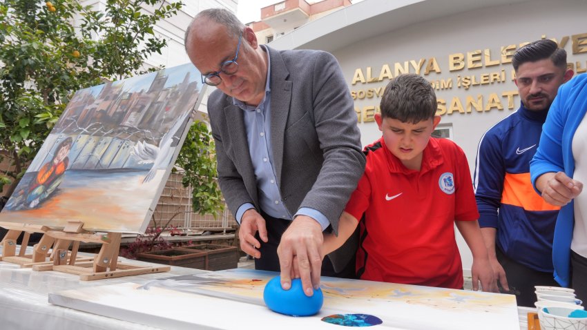 OTİZMLİ BİREYLERDEN SANATLA GELEN BARIŞ MESAJI